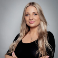Uczestniczka szkolenia biznesowego i sprzedażowego zadowolona z programu Oskara Jankowiaka