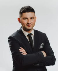 Uczestnik szkolenia biznesowego i sprzedażowego zadowolony z programu Oskara Jankowiaka
