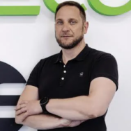 Uczestnik szkolenia biznesowego i sprzedażowego zadowolony z programu Oskara Jankowiaka