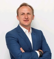 Uczestnik szkolenia biznesowego i sprzedażowego zadowolony z programu Oskara Jankowiaka
